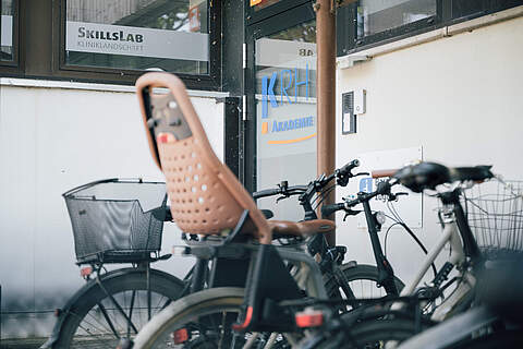 Fahrradständer an der KRH Akademie
