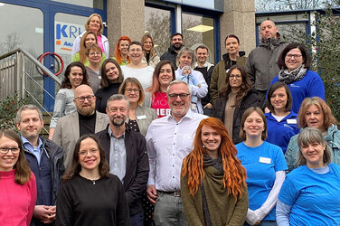 Das Team hinter des Speed-Datings an der KRH Akademie: Die Mitarbeiter:innen der KRH Kliniken, die ihre Standorte präsentieren, und das Orga-Team (KRH Akademiedirektor Florian Fischbock , davor Madita Trück, HR Businesspartnerin der KRH Akademie, links Sina Gaebel, Referentin der Direktion).