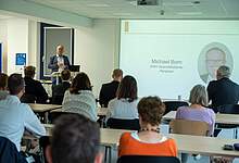 Micheal Born bei einer Präsentation in der KRH Akademie 