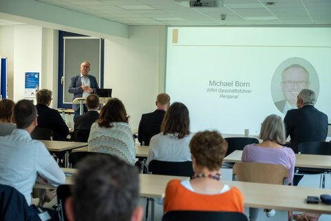 Micheal Born bei einer Präsentation in der KRH Akademie 