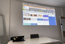 Online-Campus per Beamer an die Wand im Klassenraum