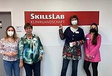 Lehrerinnen und Kolleginnen vorm Eingang ins Skillslab
