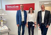 Sliderbild vom Skill-Lab mit Florian Fischbock, Sina Gäbel und noch einem Mann 