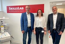 Sliderbild vom Skill-Lab mit Florian Fischbock, Sina Gäbel und noch einem Mann 