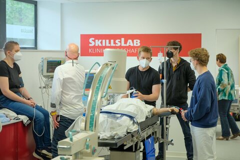 Schüler bei der Neueröffnung des Skill-Labs