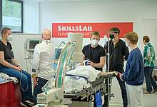 Schüler bei der Neueröffnung des Skill-Labs