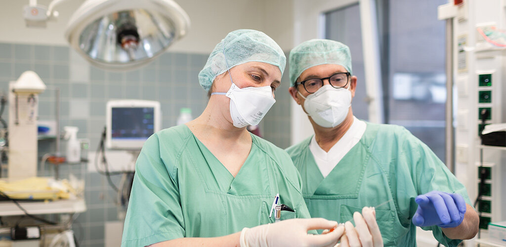 Zwei Anästhesietechnische Assistenten im OP.